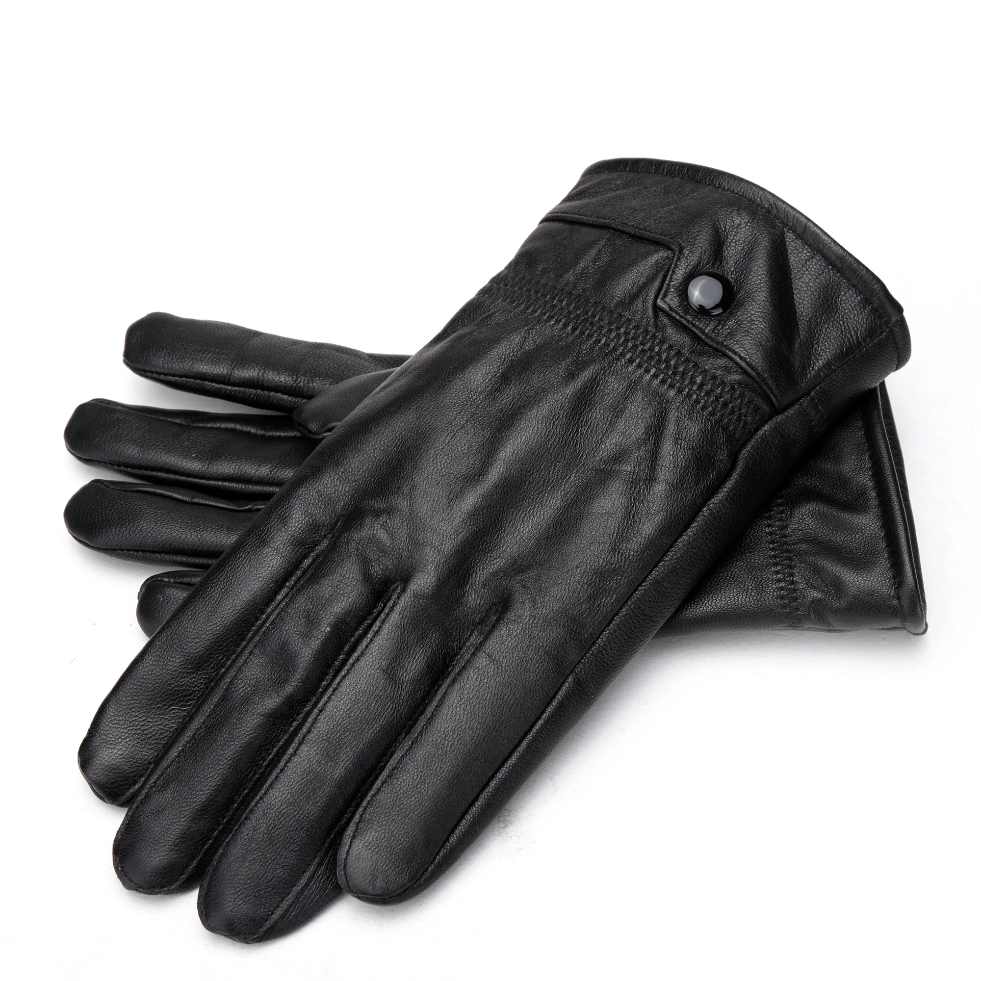 Gants en cuir d’agneau cognac doublés cachemire, posés sur bois ardoise